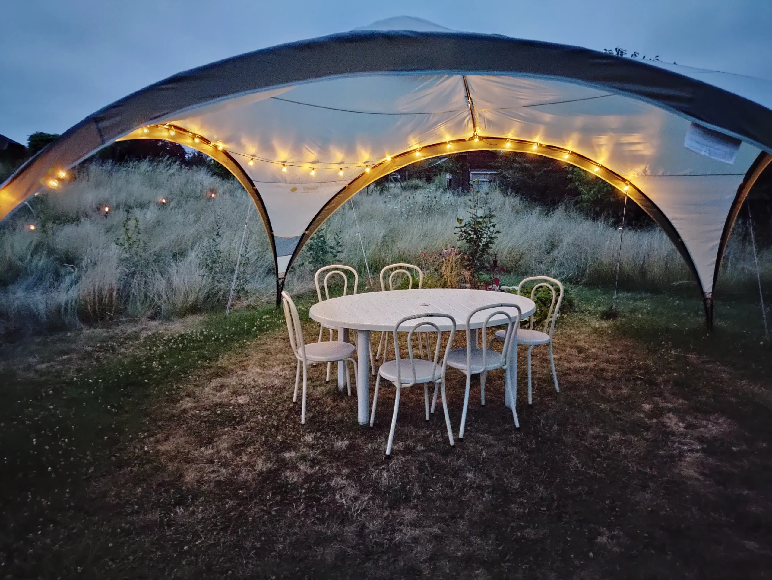 Avondsfeer met lichtjes onder paviljoen