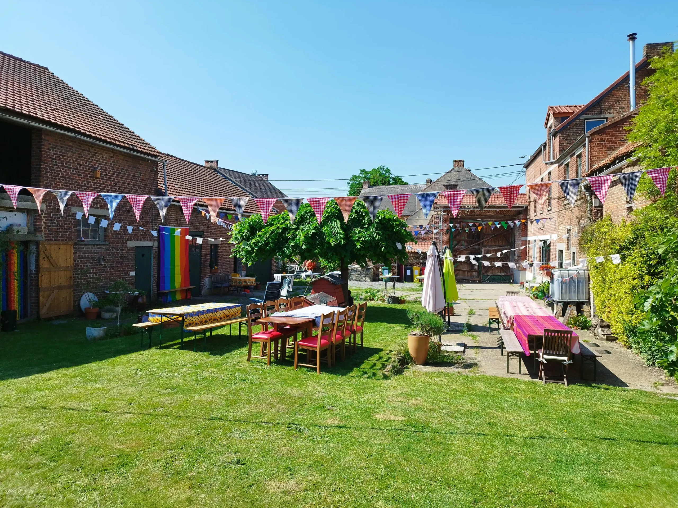Feestelijke binnenplaats met slingers en tafels
