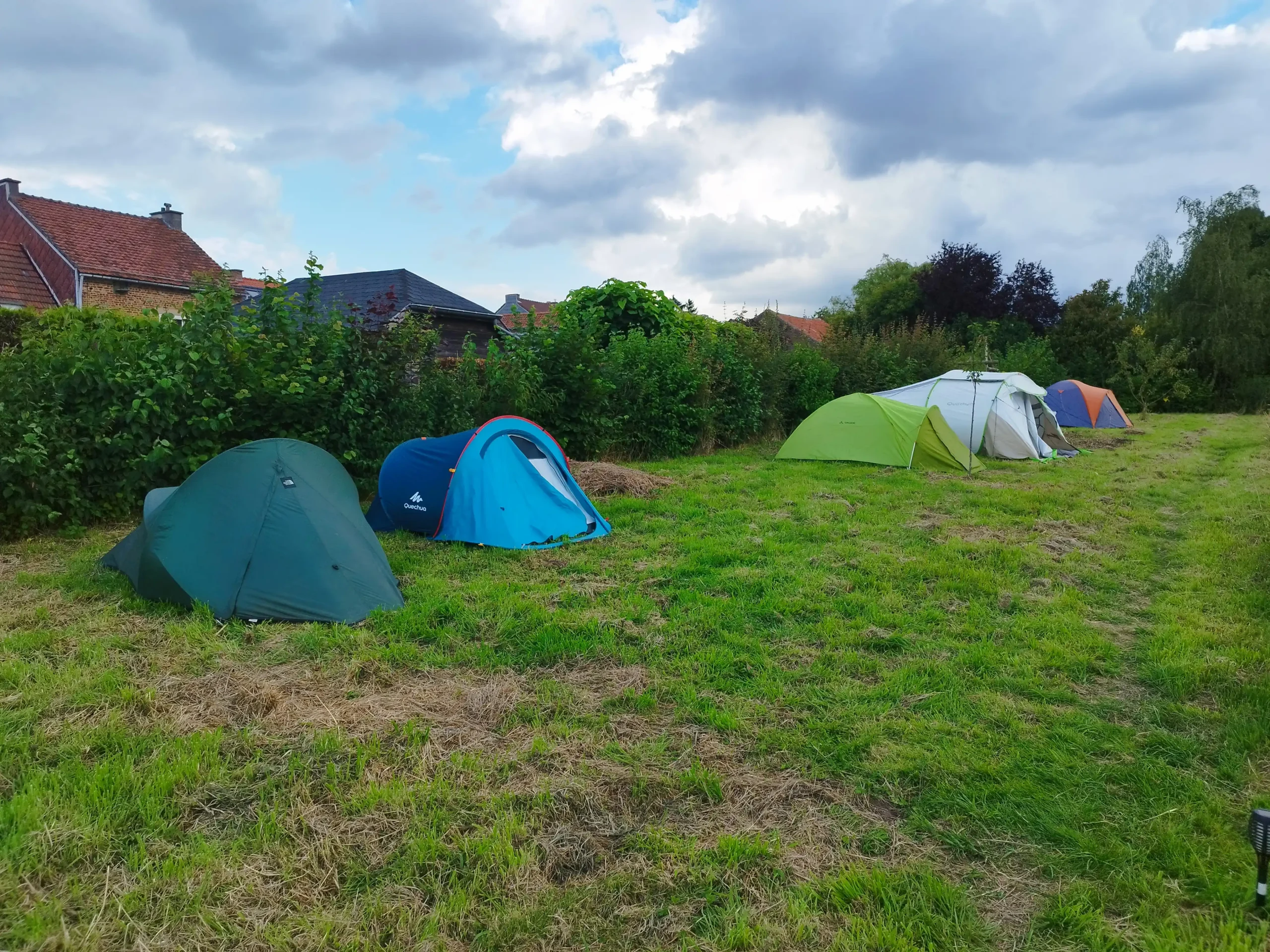 Tentjes in de groene tuin