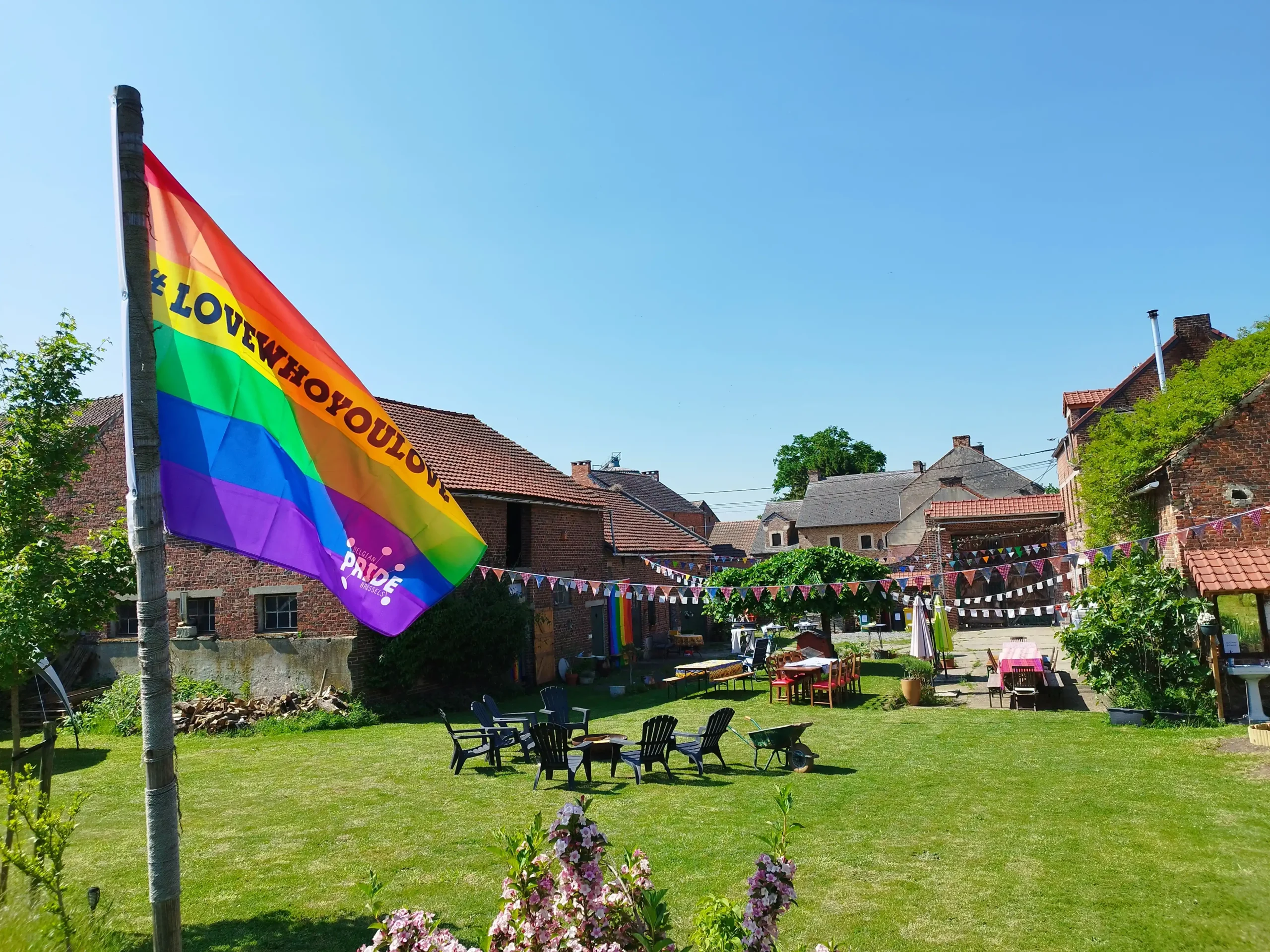 Regenboogvlag en zonnige binnenplaats