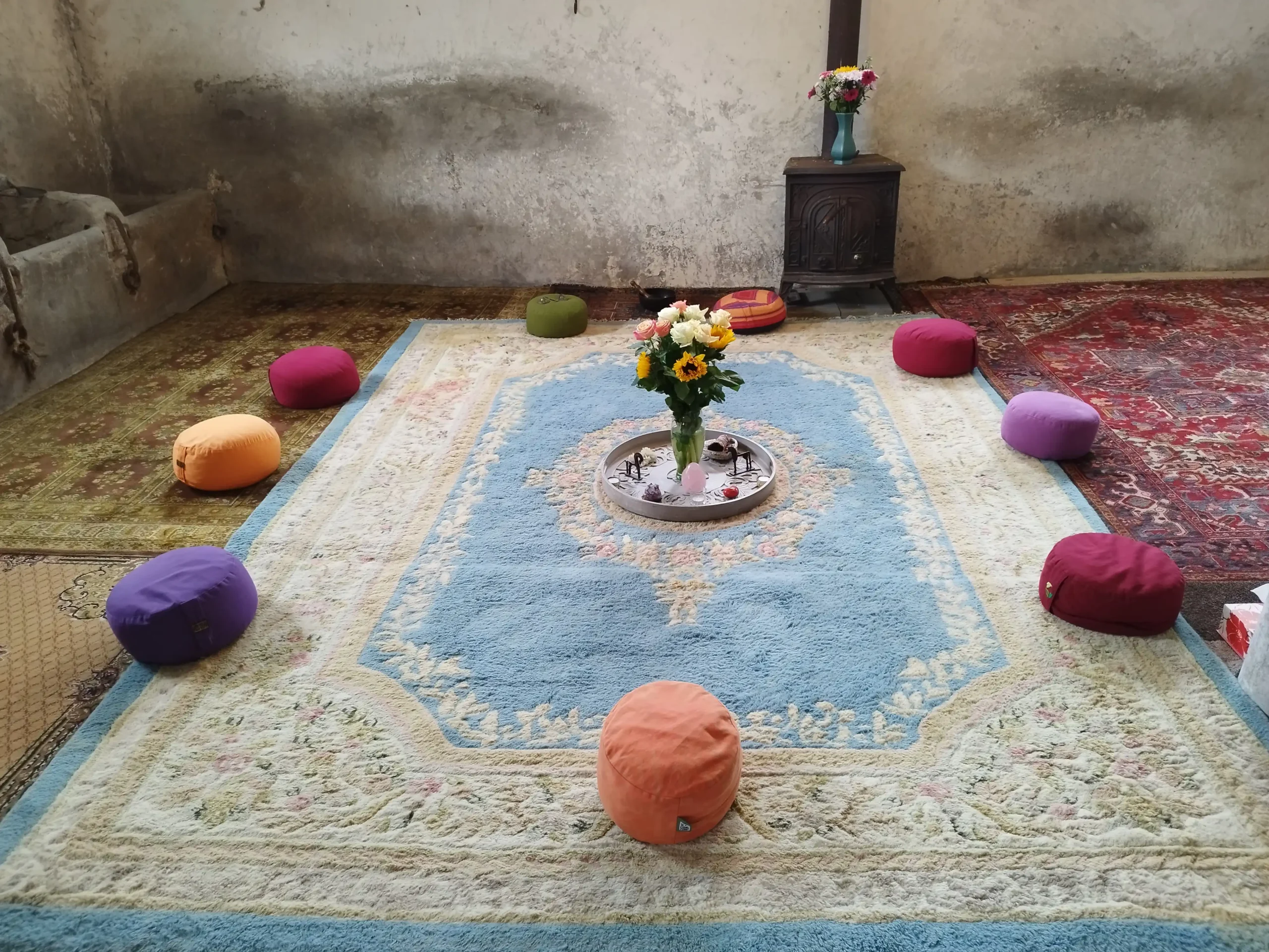 Meditatiekring met zonnebloemen in de koeienstal